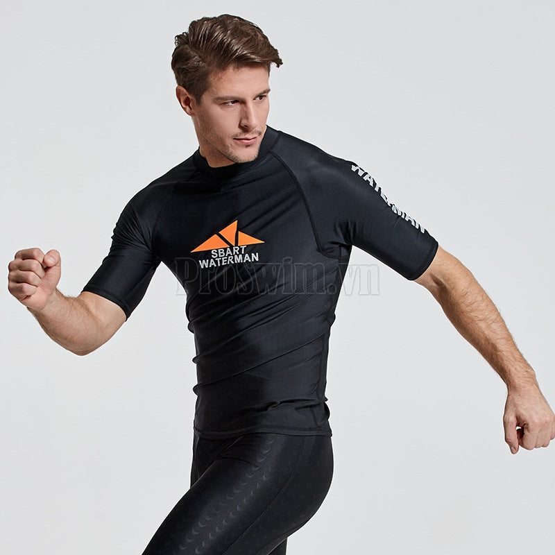 Áo Bơi Nam Cộc Tay Chống Nắng Chống UV Sbart D763 Den - ProSwim.vn