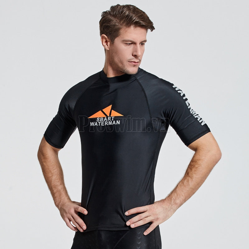 Áo Bơi Nam Cộc Tay Chống Nắng Chống UV Sbart D763 Den - ProSwim.vn